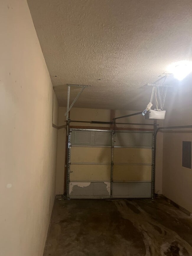 Building Photo - Check this out!!! Great duplex ready for y...