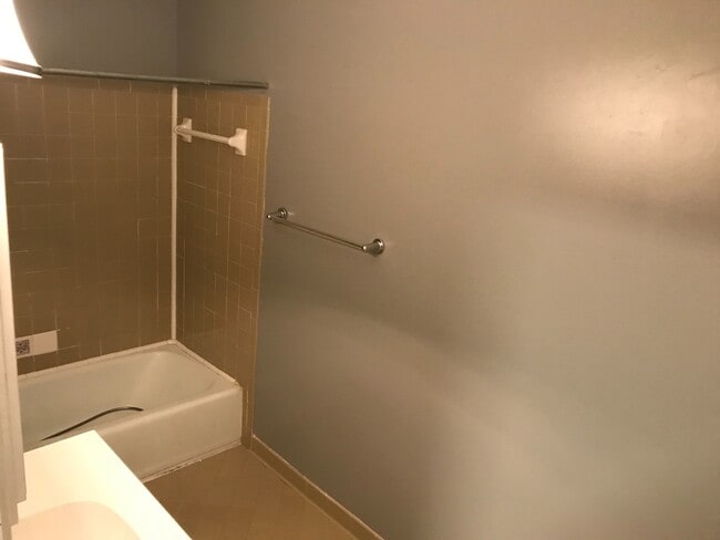 Building Photo - Patio Style Condo Home - Rent Ready