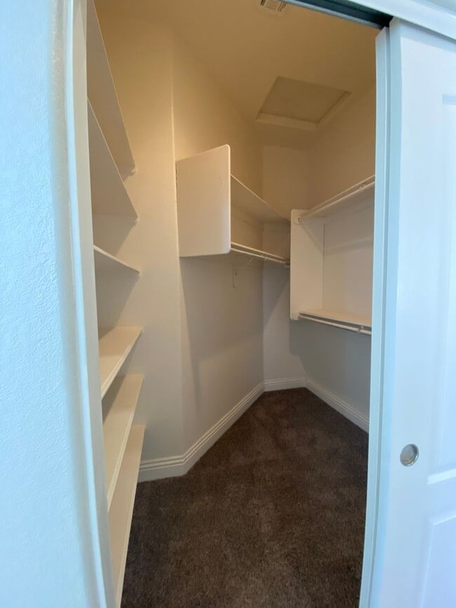 Building Photo - CALVADA VALLEY U.1 - Oakleaf Avenue