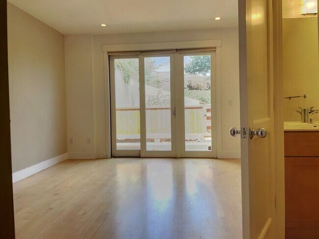 Building Photo - Modern 2 Bed, 1.5 Bath + Parking - Alamo S...