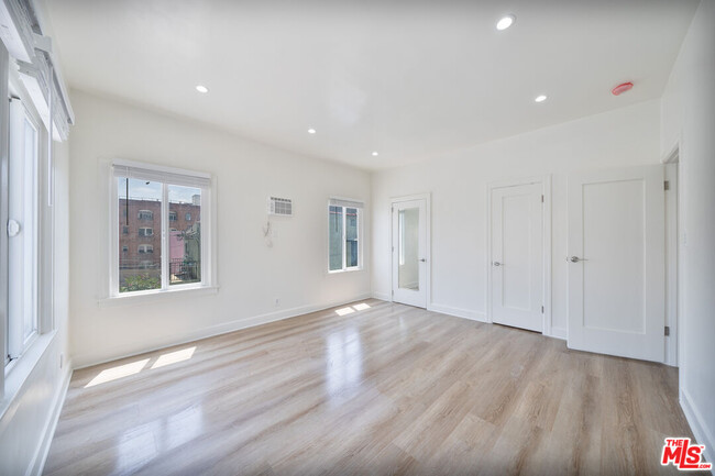 Building Photo - 132 S Kenmore Ave