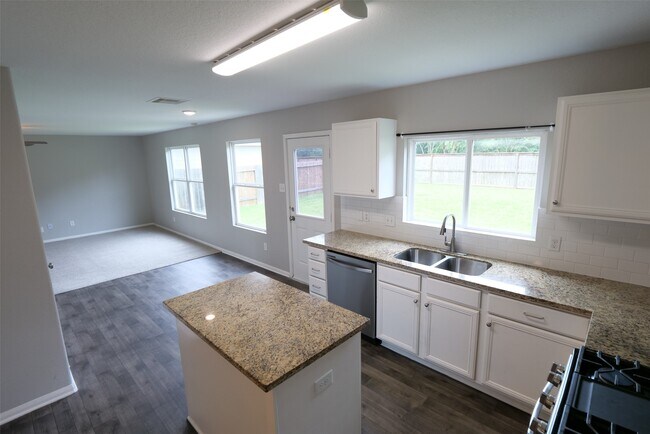 Building Photo - 23603 Legacy Oak St