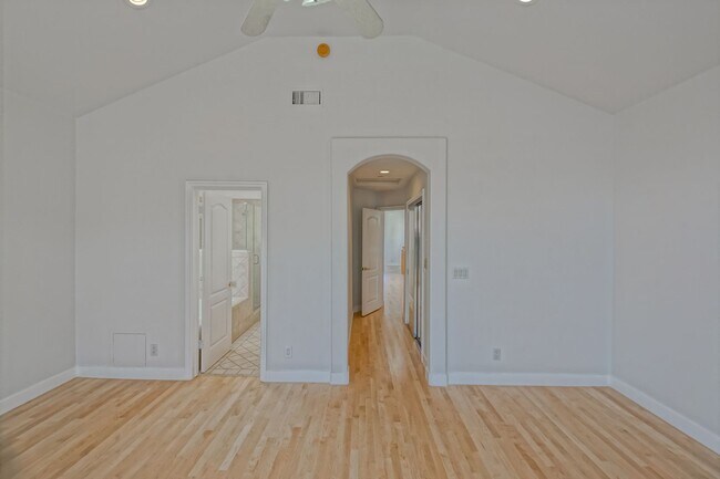 Building Photo - VERY BRIGHT, SPACIOUS & AIRY GOLDEN HILLS ...