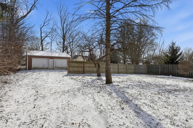 Building Photo - 566 E 10th St