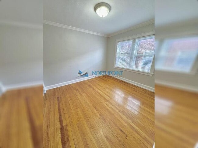 Building Photo - Amazing Top Floor 2bedroom w/Den Plaza Con...