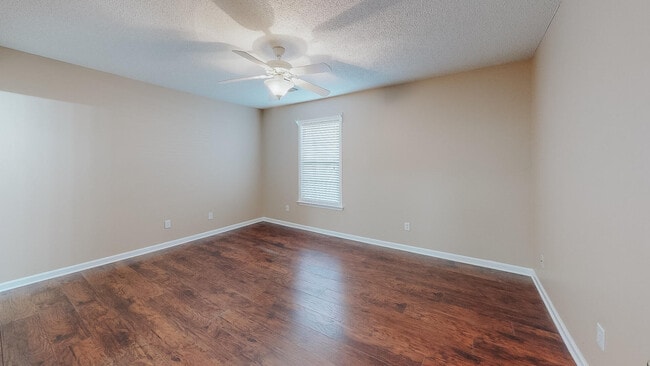 Building Photo - 101 Queens Ct