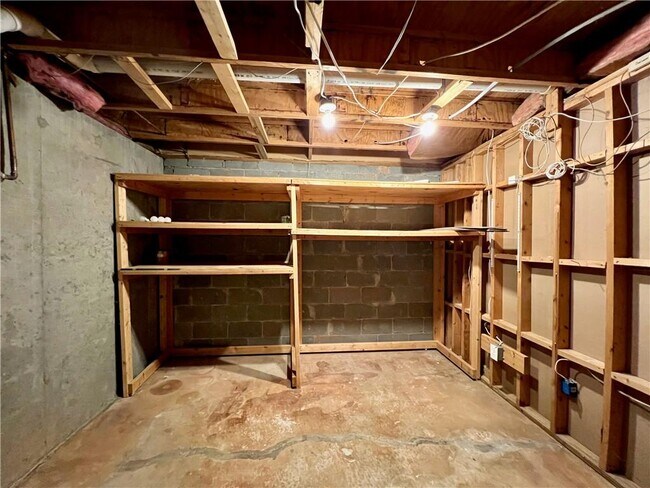 Building Photo - 1502 Queen Anne Ct