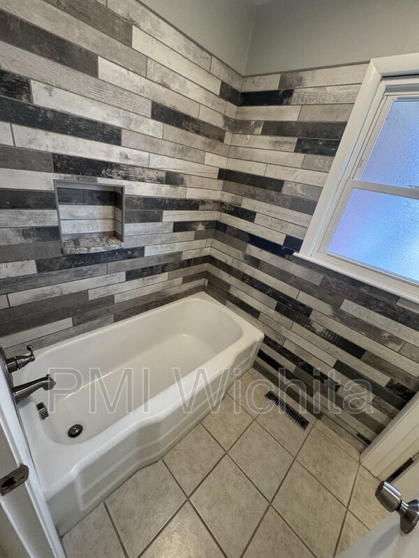 Building Photo - 9601 W Tee Ln