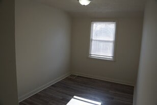 Building Photo - 2711 W 5th St