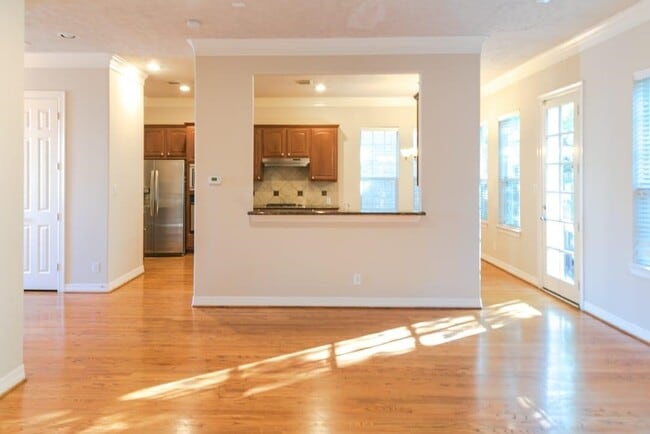 Building Photo - 1507 Shady Villa Manner