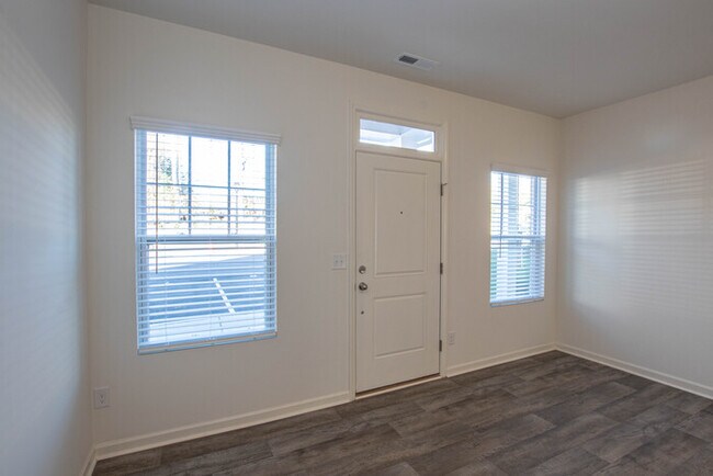 Building Photo - Two bedroom 2 1/2 bath townhome in great l...
