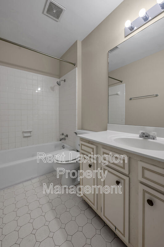 Building Photo - 833 Malabu Dr
