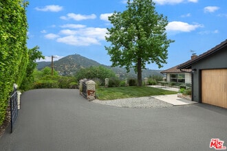 Building Photo - 1741 Golf Club Dr