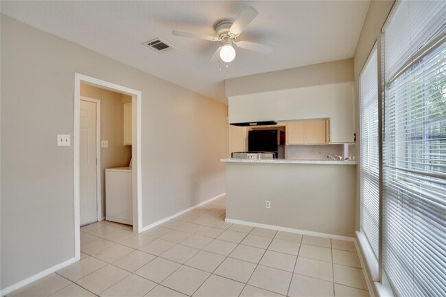 Building Photo - 10811 Sugar Hill Dr