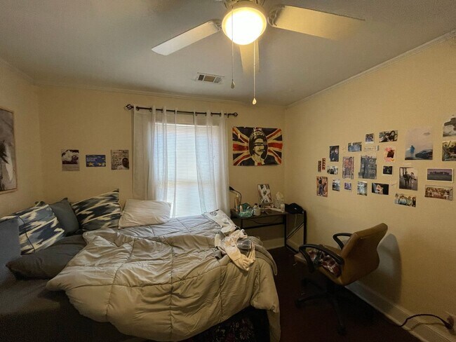 Building Photo - Three Bedroom on Easy St!