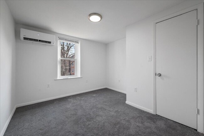 Building Photo - 612 N St Clair St