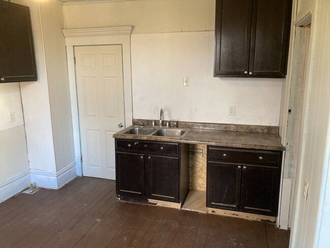 Building Photo - 736 S Seneca Ave