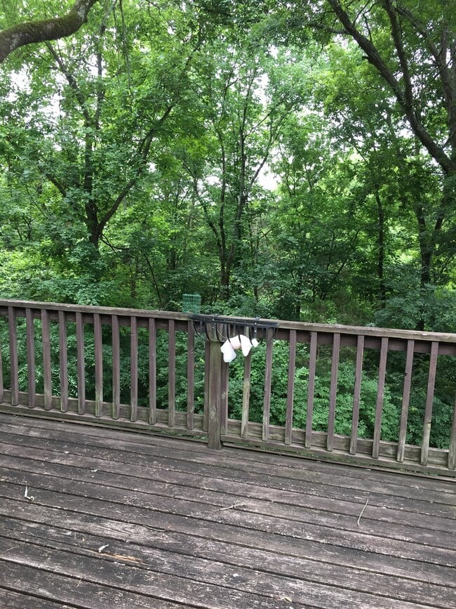 Building Photo - Townhouse Close to all!