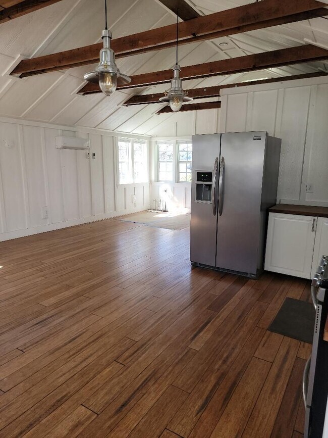 Building Photo - Beautiful Craftsman-style 3 bedroom, 2 bath home (1632 sq ft)  near Lake Steilacoom PLUS studio c...