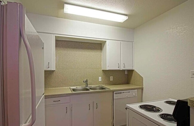 Building Photo - 1512 Broadmoor Dr