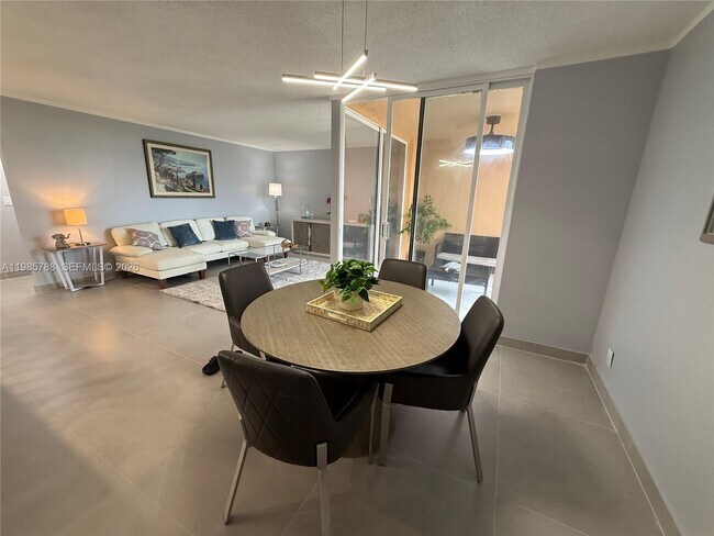 Building Photo - 950 Egret Cir