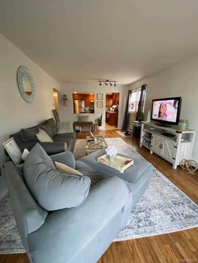 Building Photo - 552 E Walnut St