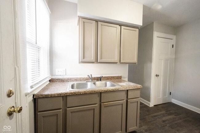 Building Photo - 915 N Drexel Ave