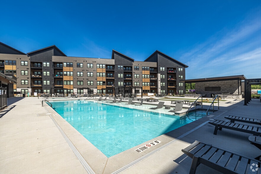 Clubhouse - Outdoor Pool and Patio - Paragon
