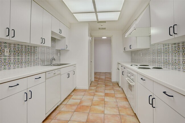 Building Photo - 2001 Holcombe Blvd