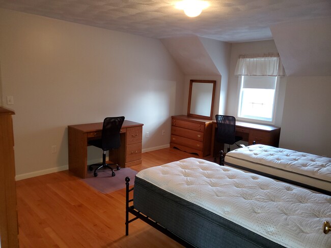 Double occupancy room - 2 twin XL beds, 2 desks with chairs, dresser, chest of drawers, closet. - 1278 Osgood St