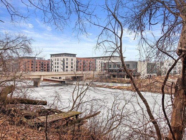 Building Photo - Updated 3 Bed / 1 Bath Duplex — Lower East Side Milwaukee