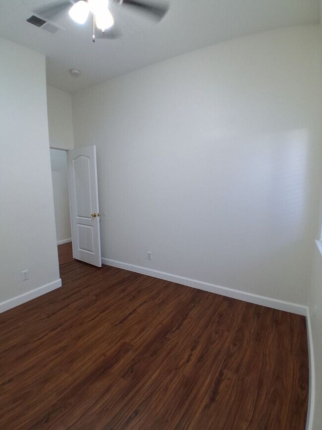 Building Photo - 10374 N Sierra Vista Ave
