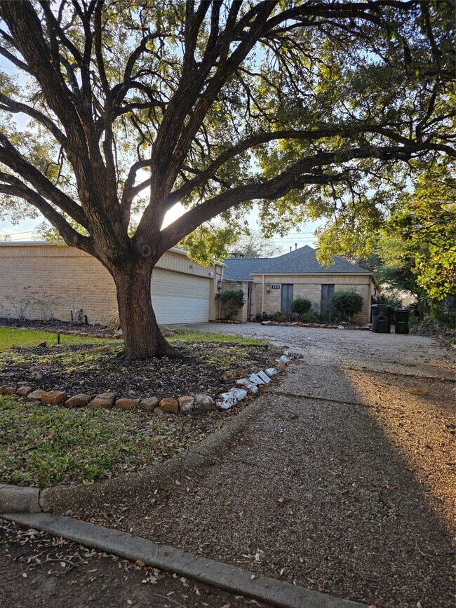 Building Photo - 406 Fox Briar Ln