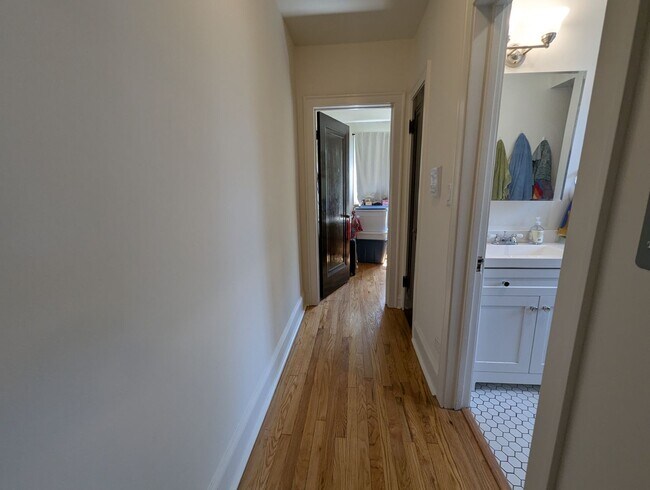 Building Photo - Newly Renovated 3 BR/1 BA in Loyola