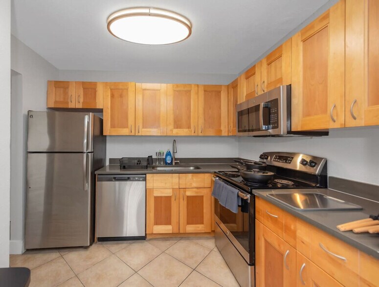 Building Photo - 4307 W Kennedy Blvd