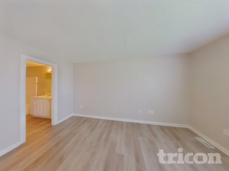 Building Photo - 423 Riverwalk Dr NW