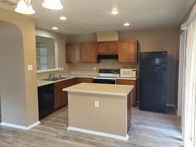 Building Photo - Well Maintained Corner Lot Property Ready ...