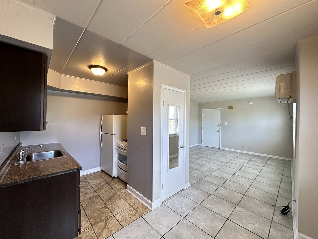 Building Photo - 9610 Ivanhoe Ave