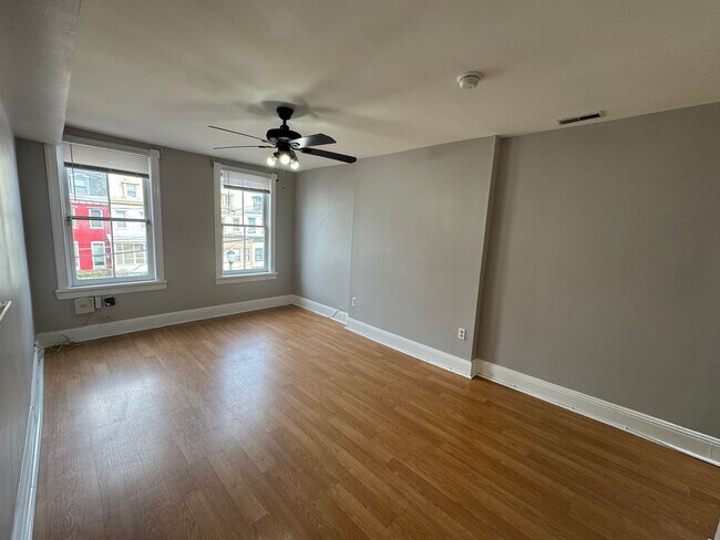 Building Photo - 112 Linden St