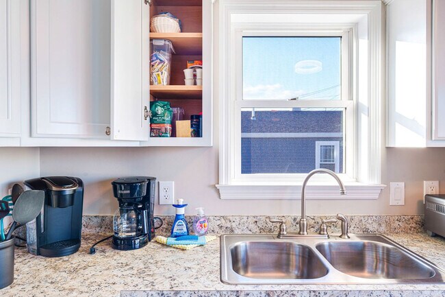 Building Photo - 12 Epping Ave