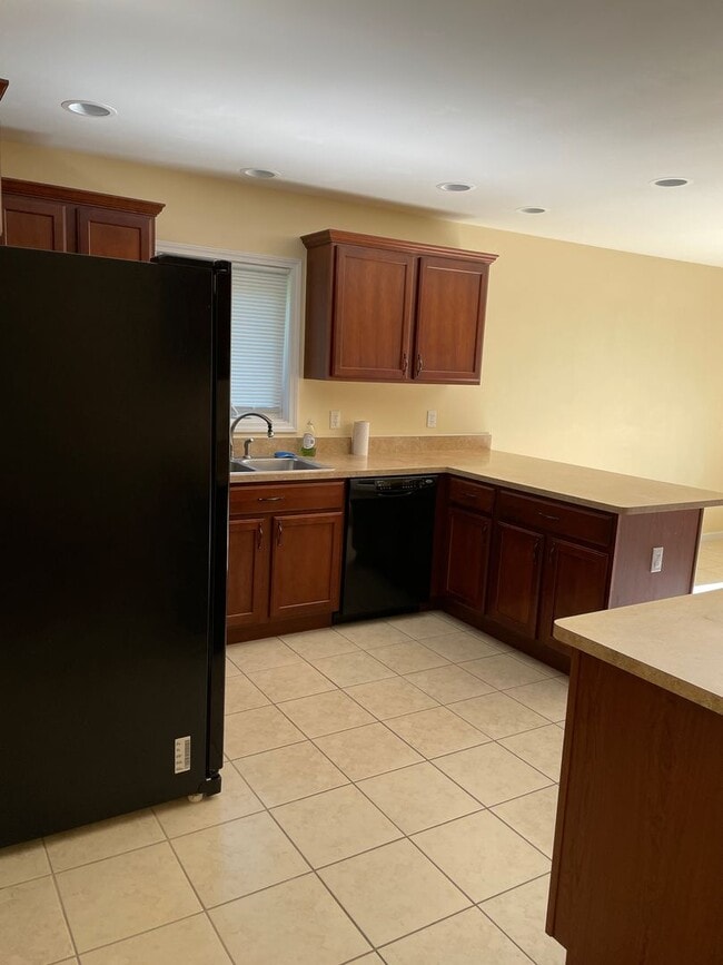 Building Photo - Beautiful 2 bed 2 bath upper Utica 1710 sq...