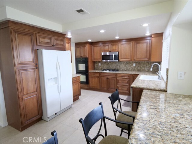 Building Photo - 25051 Amberwood