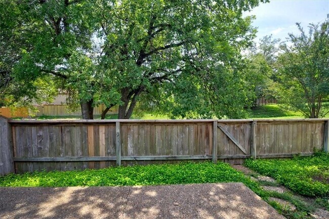 Building Photo - 7211 Lakewood Dr