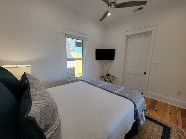 Building Photo - 506 N Beach Blvd