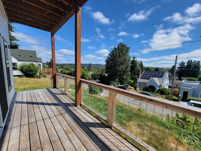 Building Photo - Remodeled, bright and spacious 3 bed close to ferries and base