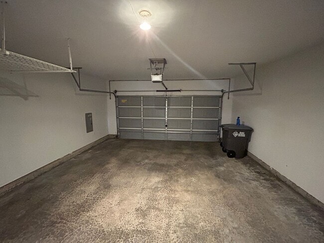 Building Photo - Beautiful 4 bd 2.5 bath w/ 2-car Garage Ho...