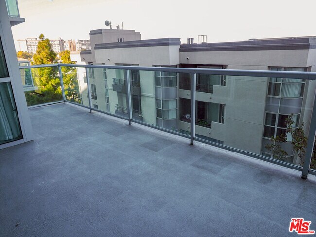 Building Photo - 13700 Marina Pointe Dr