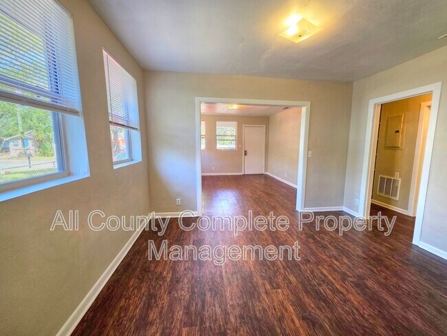 Building Photo - 916 W 25th St