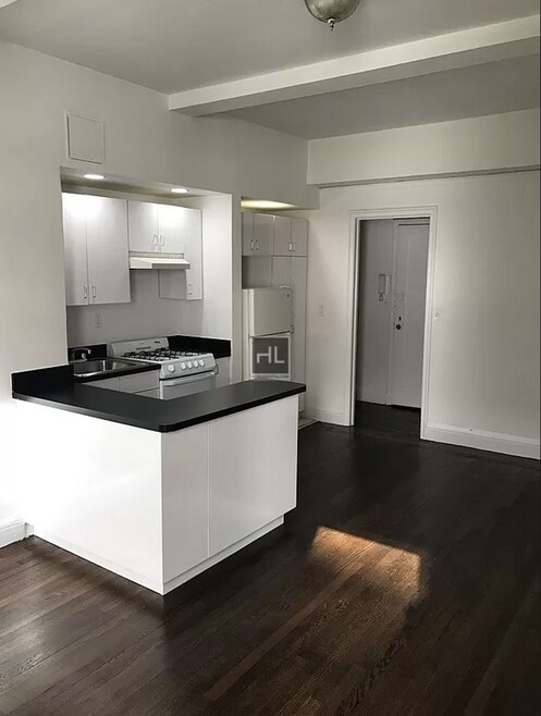 Building Photo - 140 E 46th St