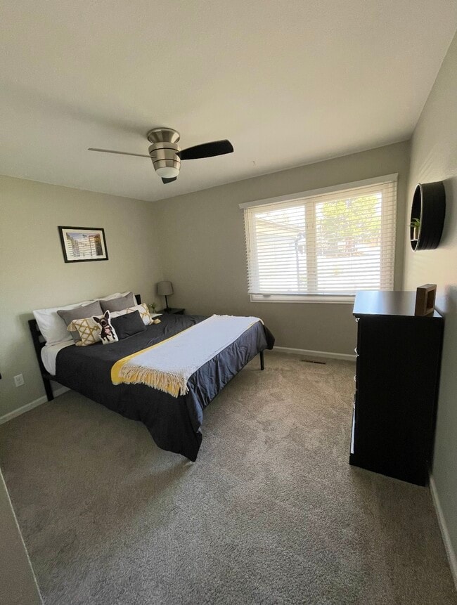 Building Photo - 1001 Camelot Cir